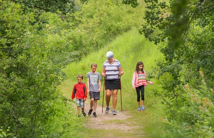 image d'une famille qui fait de la randonnée au parc provincial Battlefords