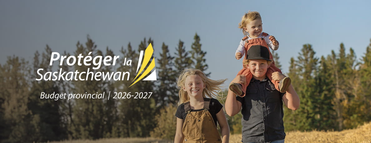 Trois enfants marche dans une champ de blé. Proteger la Saskatchewan. Budget provincial 2026-27.