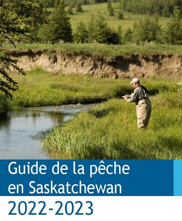 Guide de la pêche en Saskatchewan 2022-2023; un homme fait de la pêche au bord d'une rivière.